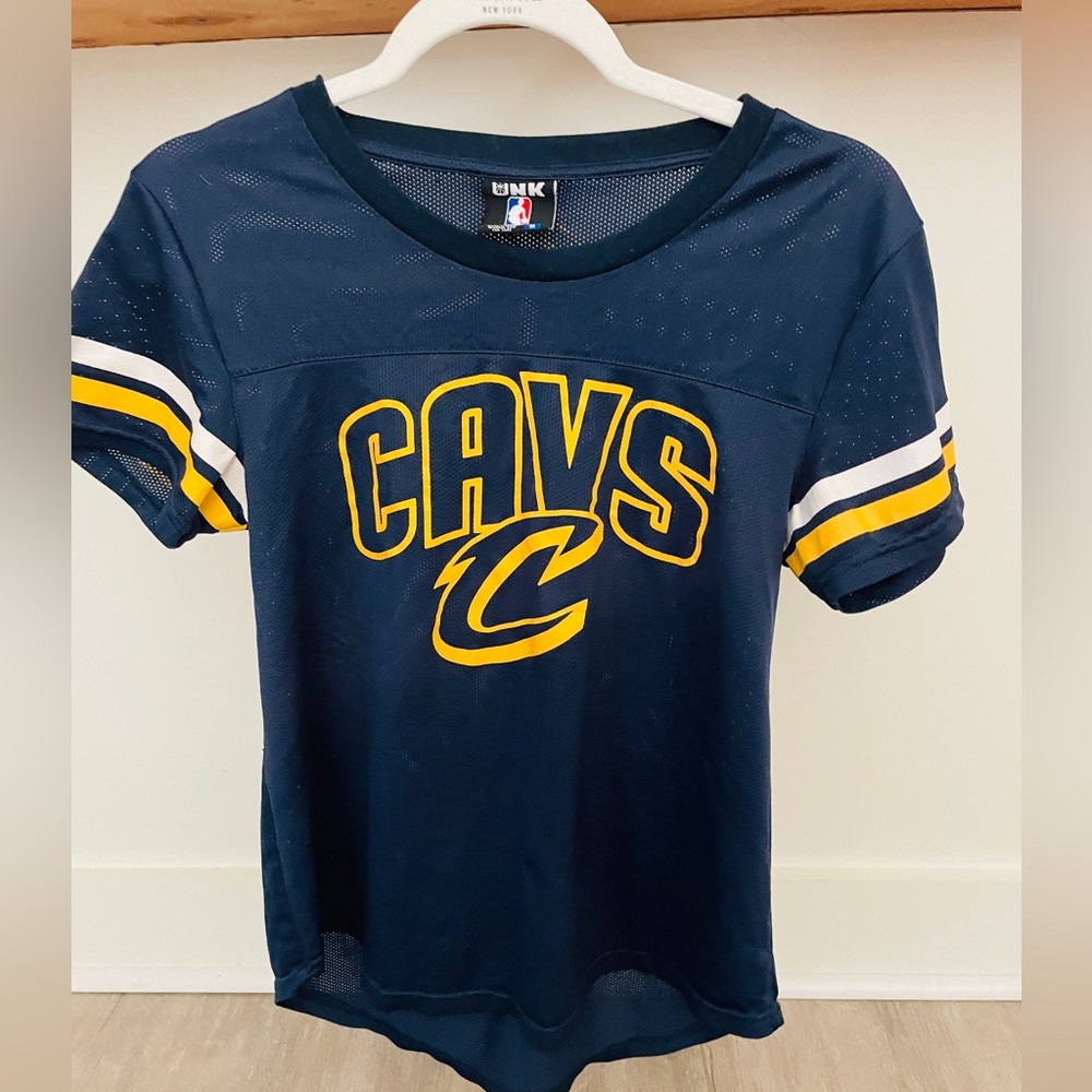 NBA Cleveland Cavaliers Women’s Mesh Jersey T-Shirt by Junk Food – Size M